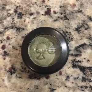 MAC Barbie eyeshadow Springtime Skipper